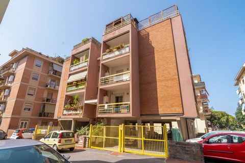 In the hospital area, and precisely in Via Domenico Emanuelli, we offer for sale a 100 sq m apartment on the first floor with private parking space. The property is located in a small building with a facade partly in curtain and partly in plaster kep...