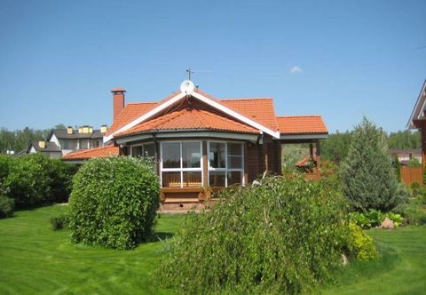 We offer a cottage with a total area of ​​85 sq.m. The cottage has a bedroom, living room with fully equipped kitchen, bathroom, covered porch, wood-fired sauna. The house is fully equipped for a comfortable otyha, have air conditioning. In the area ...