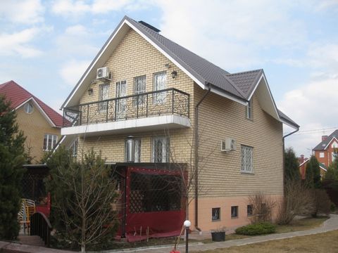 For rent house 265 sq.m., New Moscow, der. Senkin - Sekerin, 32 km. From Moscow Kaluga highway, near Betonka. Convenient year-round travel, asphalt. Landscaped 15 hectare (trees, landscaping, a gazebo with a fireplace). Beautiful fenced perimeter fen...