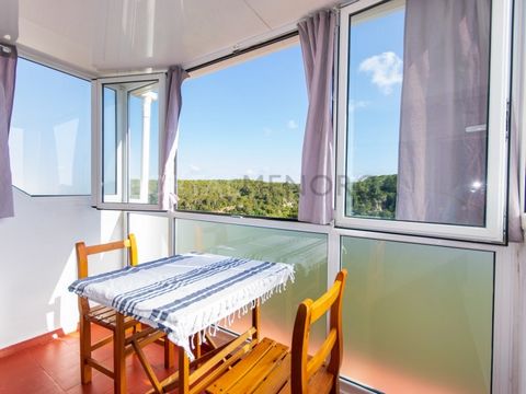 Nous vous présentons ce magnifique appartement avec vue sur le Barranc d'Algendar et à seulement quelques minutes de la célèbre plage de sable blanc de Cala Galdana. Avec 72m² construits sur différents niveaux, il dispose de deux chambres doubles, av...