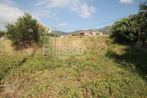 Kaštel Stari, Building land next to the highway in Kaštel Stari Land area: 766m2 Land dimensions: approx. 28x27m Access: directly from the road Zone: business M7 (note: for business purposes, the minimum land area is 2000m2) Distance to the sea and t...