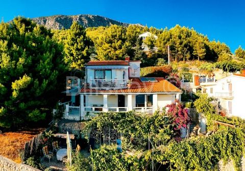 A beautiful detached house located a few kilometers from Omiš. Built in traditional Dalmatian style, it offers residents a wonderful view of the sea that will not be obscured in the future. The property has a cascade structure. There are three separa...