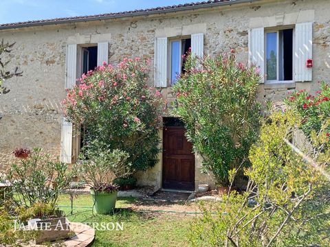Old stone Farmhouse house dating from 1802, renovated in 2000. Located in Pellegrue, it is close to all amenities (medical centre, supermarket, bar, pharmacy, etc.).  This charming old building has 10 rooms and 7 bedrooms. It spans 300 m2 of living s...