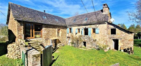 On the heights of Rignac (12390), 5 minutes from all amenities, charming character house from the 1850s with 194m2 of living space! You will be seduced by the charm of this old farmhouse stone residence, with 3 bedrooms of 30m², 16m² and 20m²! A pret...