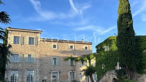 This 18th century bastide is a particularly rare property in the Luberon due to the volumes and surfaces it offers. Located in a quiet area, it faces the Luberon and enjoys views of the villages of Bonnieux and Lacoste. This property benefits from li...