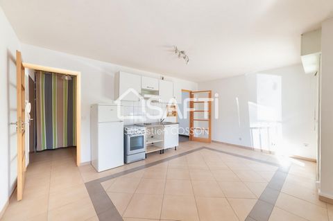 In the town of Annecy-le-Vieux I invite you to discover this T1 Bis apartment of 33m2. Located in a sought-after area, close to the lake and all amenities, it opens onto an entrance with vestibule leading to a bathroom with WC, a living room with ope...