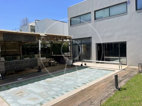 Modern architecture house with 277 sqm of gross area and distributed over 3 floors on a plot of 369 sqm. This wonderful villa with 4 bedrooms and garage is located in the prestigious neighborhood of Aldeia de Juzo. On the ground floor, upon entering ...