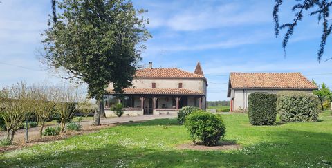 25 km east of Marmande, this stone house of 110 m2 on one level + attic and cellar will allow you to enjoy the calm of the countryside for your main residence or your holiday home! Potential for attic conversion. Workshop/Garage of 123 m2 for DIY ent...