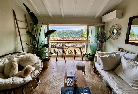 VILLAGE HOUSE WITH OPEN VIEW This charming renovated village house offers on three levels a bright living room with a superb open view and a glimpse of the sea, an adjoining kitchen, a bedroom with shower room, a bedroom with bathroom, and a large ha...