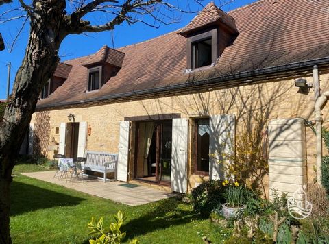 Charming stone house located in a quiet hamlet near Sarlat. This property offers 2 bedrooms upstairs, with the living rooms on the first floor. A peaceful, secluded garden and a large outbuilding complete the ensemble. Perfect for those seeking the c...