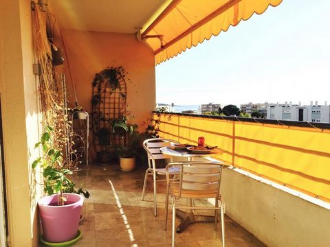 JUAN LES PINS: Schitterend 3-kamer appartement van ongeveer 70 m² met een terras van 10 m² gelegen aan de Franse Rivièra, met een adembenemend uitzicht op de Middellandse Zee. Deze woning omvat 2 slaapkamers, een ingerichte en uitgeruste keuken, een ...