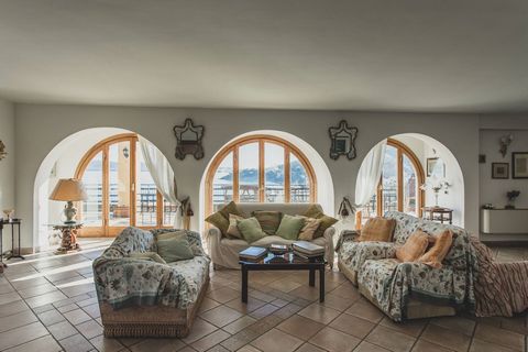 Porto Santo Stefano, Center Elegant penthouse located a few steps from the town's seafront, in a building with a lift. The penthouse is large and bright, in a good state of maintenance, and boasts quality materials. It consists of a large living room...