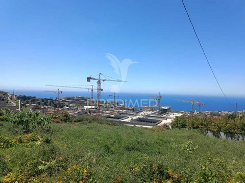 Land in Santa Rita, located in Pico do Funcho, São Martinho Funchal. With an area of 2045m2, this land offers excellent sun exposure, very close to the new public hospital - university of Madeira. It has an approved project for clinic, pharmacy, apar...