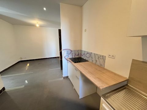 L'agence R IMMO vous propose en exclusivité un appartement type 3 situé au centre ville historique de Istres. Ce T3 d'envrion 70m2 est situé au premier étage d’un bâtiment ; vous bénéficierez d'une cuisine ouverte avec un séjour, d'une SDE, d'un céli...