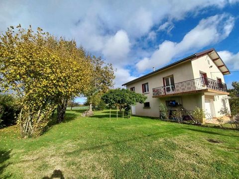 01 340 Marsonnas - Exclusive, functional and bright house of 90 m2, , 3 bedrooms, between Bourg-en-Bresse and Macon 2 minutes walk from the quiet village center in the countryside on pretty flat land, wooded of 2308 m2. Ideal for a life project with ...