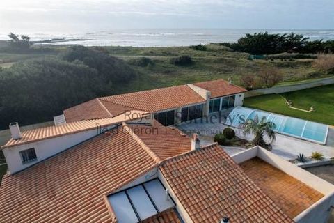 Confidential sale at Royan Île d'Oléron Sotheby's International Realty! Resolutely seaside! You will enjoy the beach way of life in this single-storey villa with swimming-pool designed to welcome family and friends. A unique place for an incomparable...