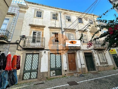 Building in the center of the city, close to the historic area of the city (Roman bridge and castle) and 1 minute from the Gilão River. A great area with potential. It is intended for reconstruction for possible local accommodation, hotel or housing....