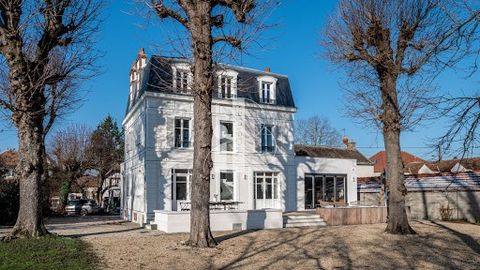 Near FONTAINEBLEAU, in the heart of the village of BOIS LE ROI, just 20 minutes walk from the train station, ELEGANT 19th century MASTER PROPERTY of 310 m2 set back from the street and its GUEST HOUSE of 100 m2 'hunting spirit », An exceptional renov...