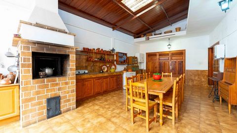 Let us introduce this wonderful 217m2 country house in Tegueste, with a premium location at the foot of the main road to Punta del Hidalgo with all the services and bus stops at your doorstep. This cozy house has three bedrooms, a bright and spacious...