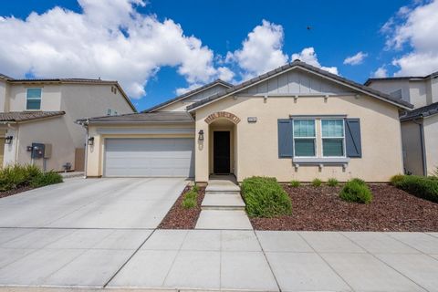 Westerra, Prominence Series Upgraded To Perfection! Beautiful color Palette throughout. Better than New! Owned Solar! Desirable open floor plan featuring great room open to the very attractive kitchen featuring quartz counters and backsplash, Stainle...
