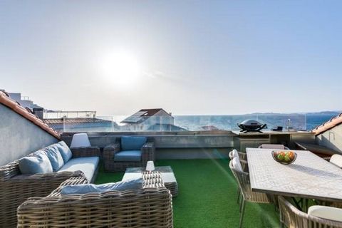 Marseille 8ème - La Madrague de Montredon, sea view - Close to beaches, Pointe Rouge and Vieille Chapelle. Large 145 m2 duplex family apartment. Large living room, separate kitchen, 3 bedrooms, 2 bathrooms and laundry room on the first level. On the ...