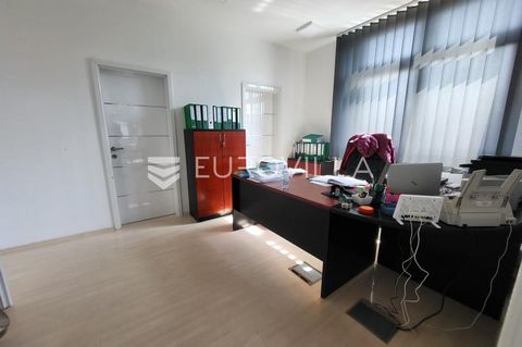 Varaždin, Banfica. A beautiful office space is for sale on the first floor of a recently constructed mixed-use building. It consists of a furnished office area of 26 m2 and storage space in the basement of 14 m2. The flooring and wall coverings have ...