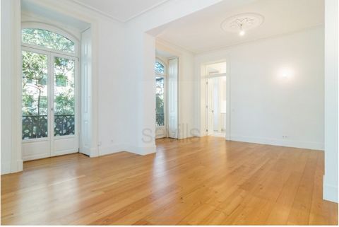 njoy luxury and elegance in every corner of this stunning unfurnished 2-bedroom apartment with 151 sq.m in a prestigious building on Lisbon's iconic Avenida da Liberdade. This property combines the charm of classic style with the convenience of moder...