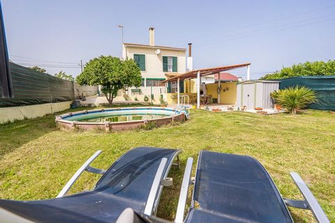 Are you looking for a comfortable house in the peace of the countryside ?! It found! This excellent 4-room villa, located in the region of Marateca, parish of Águas de Moura, is in an immaculate state of conservation and with all the necessary condit...