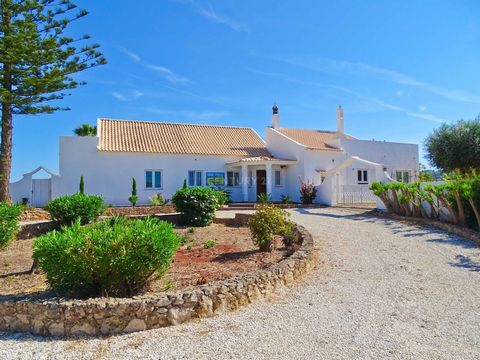 Luxe villa in urbanisatie do Foral ingevoegd in een perceel met 17 640m2 met zwembad. Deze volledig gerenoveerde villa is gelegen in een rustige omgeving, omgeven door het platteland op 15 minuten van de stranden van Albufeira. Het bestaat uit drie s...