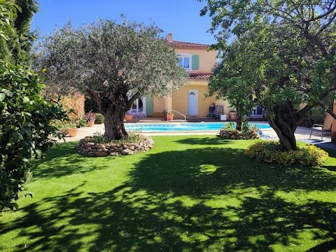 A lot of charm for this house with a surface area of 170m2 of living space on 827m2 of nicely landscaped land, heated salt pool 10mx5m, and its outbuildings. The main house, very bright and very well exposed, benefits from very beautiful views and co...