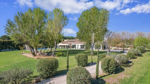 Discreetly positioned at the end of a driveway lined with olive trees, cypresses and oleander this attractive property boasts around 286m2 of living space and a total build of 550m2. Offering 5 bedrooms including a generous master suite situated on t...