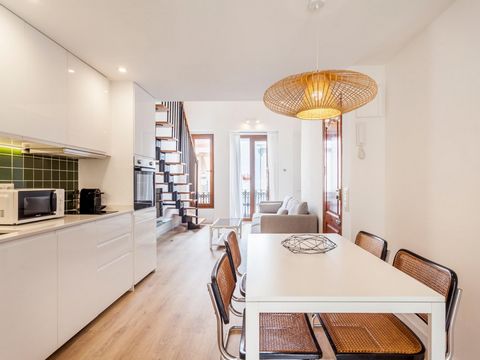 The apartment for two is located in Cabanyal, the old fishermen's quarter of Valencia, about 5 min. walk from Valencia’s city beach, very well connected to the city center by public transport. Surrounded by good restaurants, it has everything that co...