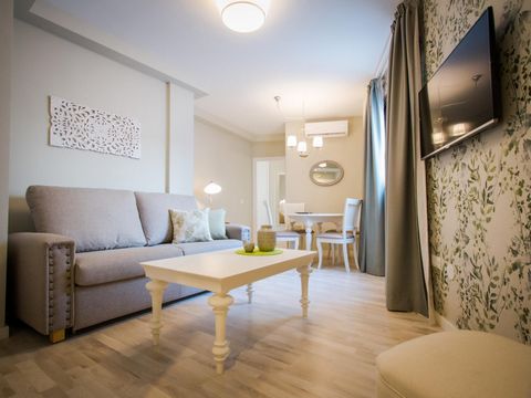 Bel appartement d'une chambre avec un grand lit double de style romantique, qui suggère la délicatesse et un cadre cosy dans des tons clairs, pastels, avec du papier peint fleuri et des meubles avec une touche sophistiquée. L'appartement dispose d'un...