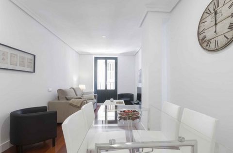 This modern and bright apartment has 1 bedroom and is ideal to spend a few days as a couple or family, as it has a capacity for 4 people. It is located in the neighborhood of Argüelles, an excellent shopping area where you will find the best clothing...