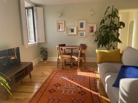 This comfortable 1 bedroom apartment with a sunny balcony is located. a few steps from Rio Douro in the picturesque neighborhood of Massarelos, Cais das Pedras. A few minutes from Ribeira, surrounded by very nice restaurants, services and a supermark...