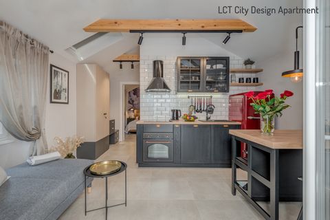 Stylish, one-bedroom apartment in the city center, close to all historical attractions, restaurants, and bars. With its modern design, functional kitchen, and cozy balcony, it is perfect to accommodate three people. The location offers careless and e...
