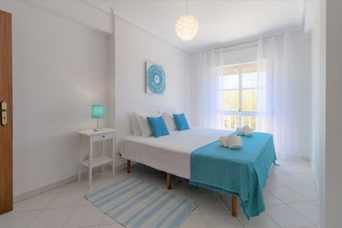 1 bedroom apartment located on one of the city's main avenues. It is close to all types of essential services and literally opposite the 