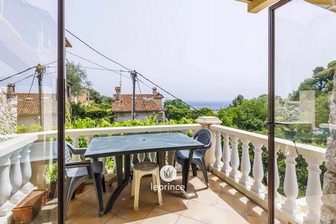 In the sought-after residential area of Gairaut, charming 4-room terraced house with panoramic views of the town, hills and sea. On the first level, the entrance leads to a spacious living room with a stone fireplace creating a convivial atmosphere. ...