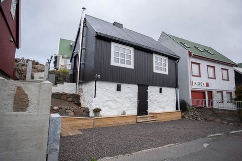 Gemütliches, renoviertes Haus im Zentrum. Das Einkaufszentrum SMS, Restaurants, Bars, ein Supermarkt, Einkaufsmöglichkeiten, die Bucht und die Altstadt von Torshavn Reynið sind zu Fuß erreichbar. Der Hauptbusbahnhof für Torshavn ist nur 5 Gehminuten ...
