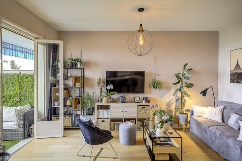 Vous recherchez le parfait équilibre entre modernité, confort et emplacement idéal à Nice ? Récemment rénové cet appartement traversant de 66 m2 est une véritable perle rare à seulement 400 mètres du tramway et de la célèbre Promenade des Anglais. À ...