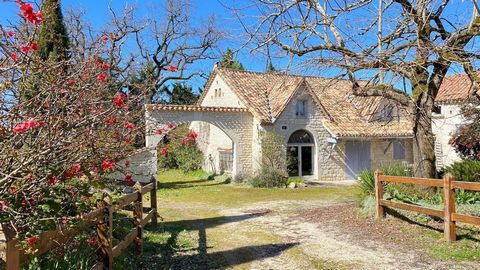 Offering an exceptional view of the picturesque Quercy countryside, this enchanting real estate complex offers an authentic living experience in the heart of nature. Nestled on a fenced plot of land of approximately 1 hectare, this complex is made up...