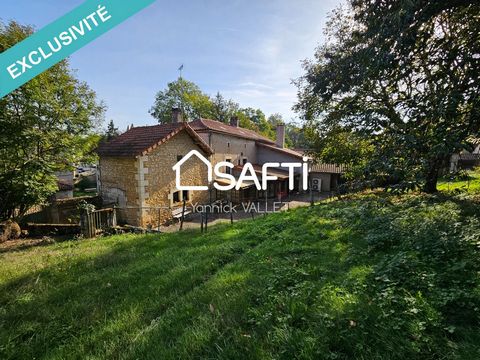 In the pretty village of Javerlhac, discover this 1760 village house set in 255m² of grounds of 2500m². 1st entrance hall of 16m² with beautiful tiled floor and magnificent oak staircase, 1 kitchen of 22m², 1 lounge + 1 living room of 30m² each, 1 st...