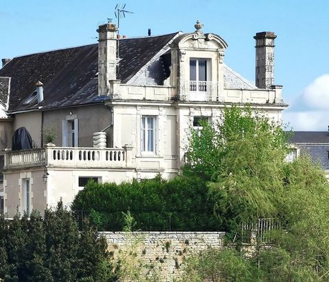 Era offers you, in the heart of Chauvigny, a bourgeois style house, with two floors, completely renovated, with panoramic views of the Vienne valley and its land of about 378 m². On the ground floor, there is a large entrance hall, a very bright livi...