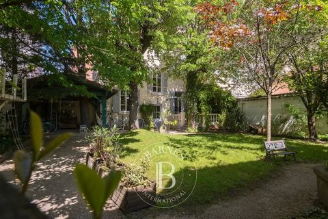 EXCLUSIVE - MONTCHAT - Located near the Georges Bazin Park, this bourgeois and family house from the 1930s has 205 m² of living space spread over 3 levels (188 m² Carrez) and an independent studio of 30 m² It consists on the ground floor of a kitchen...