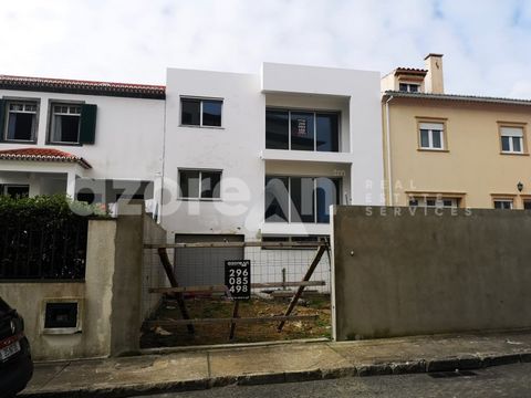 Looking for something new in the comfort of downtown Ponta Delgada? Found! This is a villa with construction area of 298m², of typology T4, large areas and garage. Its construction is in process and takes into account the rules of comfort, quality an...