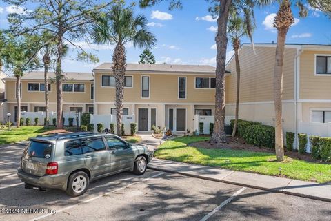 Stunning Condo in one of Jacksonville's Prime Locations. Welcome to this tastefully updated waterfront condominium nestled in the heart of Jacksonville. This very well appointed condo boasts 2 bedrooms, 2.5 bathrooms and 1,501 square footage of open ...