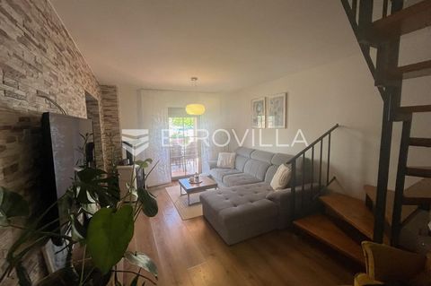 Lovely house of 280m2 in the Veruda Porat neighborhood in Pula 1km from the sea. The house is situated in an excellent and quiet location and consists of 3 large apartments. Each apartment offers a separate entrance. The house comprises a basement wi...