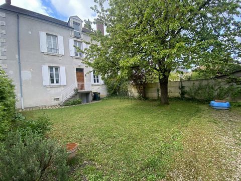 Dit familiehuis van ongeveer 190m2 is gelegen in Saint-Doulchard, dicht bij het treinstation van Bourges. Het heeft een entree-gang met uitzicht op de tuin, een eetkamer van ongeveer 16,70m2 met parketvloer, een grote woonkamer van 31,50m2, een kanto...