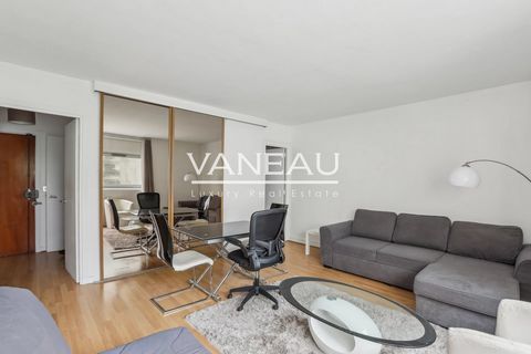 Located on Avenue Bugeaud, a stone's throw from the Arc de Triomphe and close to transport and the University of Paris Dauphine. In a recent luxury building secured with digicode, intercom and caretaker. Studio of 30 m² on the second floor by elevato...