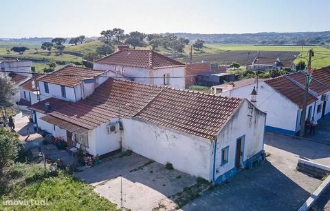 In the small town of Alberge, 7 km from the city of Alcácer do Sal, there is a small house of 38m2 with 3 rooms that you can recover to your liking, living close to nature. Come and discover this place and enjoy the tranquility of the countryside. I ...